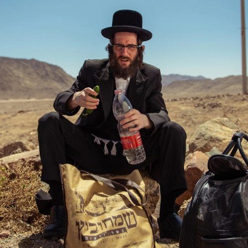 Nachdem Ben auch noch in der Wüste Sinai aus dem Bus fliegt, wird der Beduine Adel seine letzte Hoffnung.