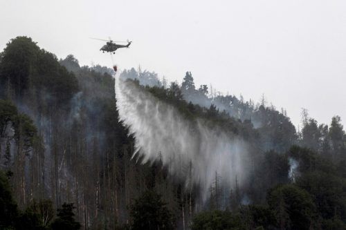 Neben Hubschraubern waren auch Löschpanzer und Wasserwerfer im Einsatz.  AFP