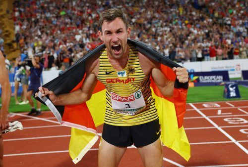Niklas Kaul, in Götzis noch Vierter, bejubelt seinen EM-Titel im Zehnkampf. Reuters