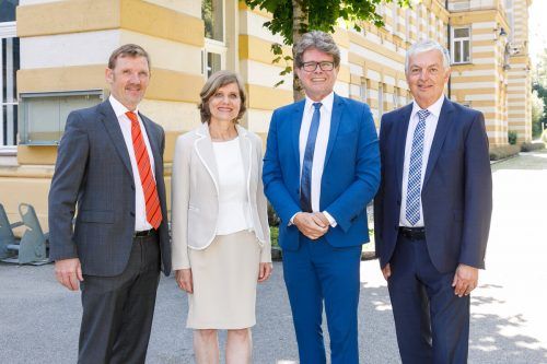 Rektor Jörg Maria Ortwein, Landesstatthalterin Barbara Schöbi-Fink, Bildungsminister Martin Polaschek und Vizerektor Peter Schmid.  VLK