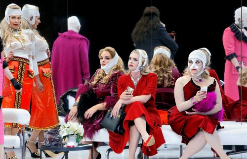 Simpel, aber nicht versimpelt: Walküren, bzw. Brünnhilds Schwestern, als Influencerinnen. BAYREUTHER FESTSPIELE/NAWRATH