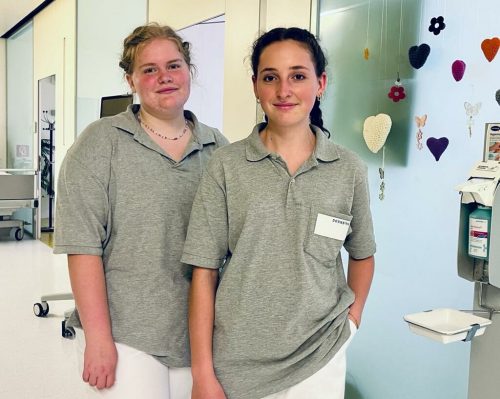Sophia Sieber und Lara Radler entlasten das Krankenhauspersonal mit ihrer Mithilfe.