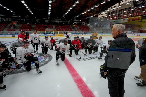 Start in die Eiszeit in der Vorarlberghalle. Bei Temperaturen von über 30 Grad riefen Coach Marc Habscheid und seine Co-Trainer Dylan Stanley und Teemu Pirskanen die Pioneers zur ersten Einheit. stiplovsek