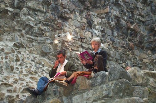 Thomas Gamon und Bernarda Giesinger halten das Erzählen von alten Sagen und Geschichten auf der Ruine Ramschwag lebendig.  Archiv/EM