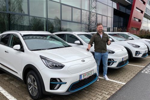 Vertriebsleiter Jürgen Greinwalder stellt E-Auto bestes Zeugnis aus.  FA