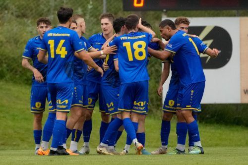 VfB Hohenems jubelt über den ersten vollen Erfolg in der neuen Saison der VN.at-Eliteliga. stiplovsek