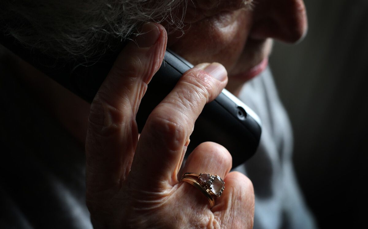 Ein Gespräch, und sei es nur am Telefon geführt, kann schon sehr viel Druck aus einer belastenden Situation nehmen.⇒symbol/apa