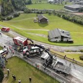 Lkw samt Anhänger in Egg umgekippt