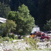 Mann unter Lkw-Kabine eingeklemmt