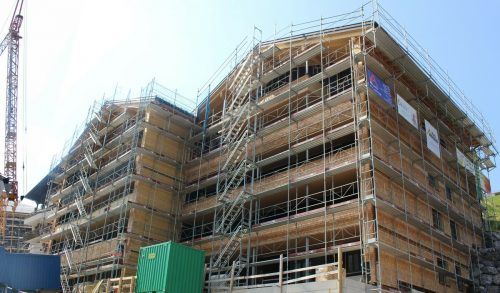 Zwei der vier Gebäude sind im Rohbau fertiggestellt.