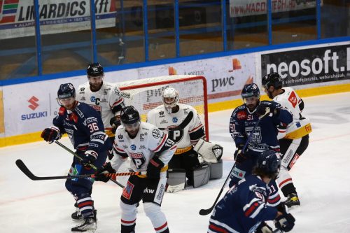 40 Schüssen sah sich Pioneers Torhüter Alex Caffi gegenüber, vier musste er bei der 2:5-Niederlage in Szekesvehervar passieren lassen. ©Soós Attila