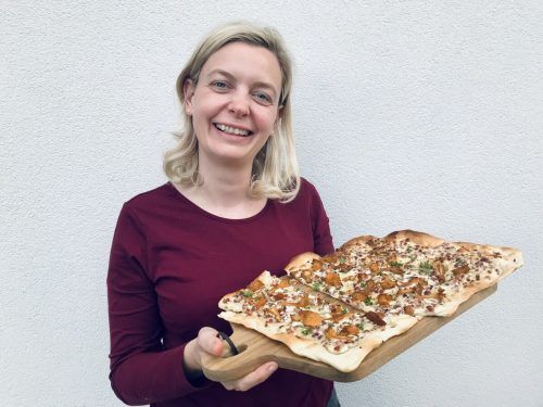 Alexandra Frick verfeinert ihren knusprigen Flammkuchen mit Pfifferlingen und bringt so den feinen Geschmack von Herbst und Wald auf den Tisch. AFB