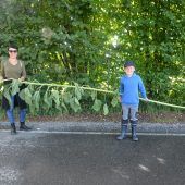 Kleine Gärtner mit riesigen Blumen