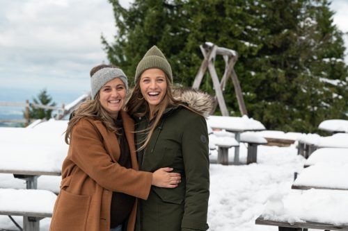 Auch Julia und Sarah vom Rorschacherberg genossen den ersten Fingerzeig des bevorstehenden Winters.  VN/Serra