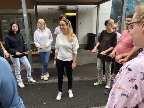 Auf dem Hof des Jugendhauses Vismut wird noch schnell eine Runde mitgespielt. ???