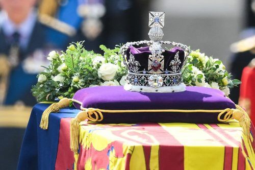 Auf dem Sarg lagen die königliche Standarte und die Staatskrone.  AP