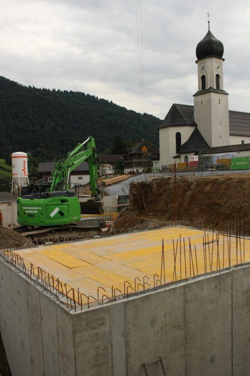 Neubau der Volksschule in Andelsbuch: Auf die Bauzeit haben die Umplanungen keinen Einfluss, die Zubauten laufen planmäßig.