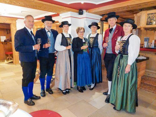 Bei der Präsentation des Nachschlagewerks „Die Trachten in Vorarlberg“ erschienen Veranstalter und Gäste passend in traditioneller Tracht. STO