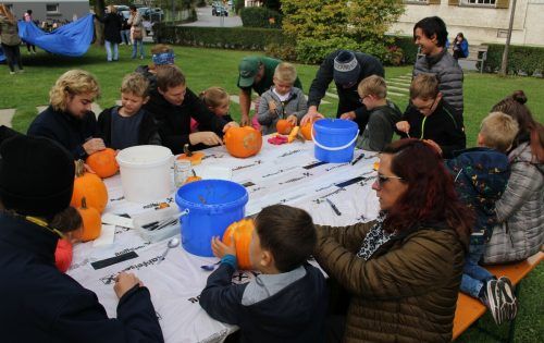 Bei jedem Herbstfest ist das Kürbisschnitzen für die Kids ein Highlight.