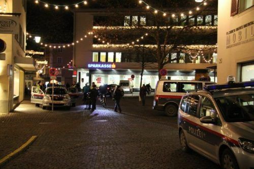 Beim Sparkassenplatz kam es am Sonntag um 1.45 Uhr zu einem Polizeieinsatz. symbol/vol
