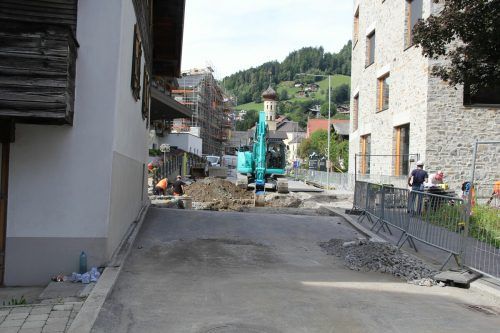 Bis Anfang Dezember wird die Silvrettastraße im Schrunser Ortskern gesperrt.  STR