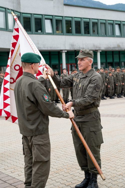 Brigadier Hessel übergibt das Kommando über die Miliz an Netzer.  VLK/Serra