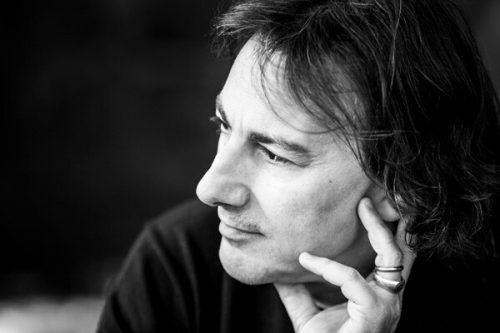 Cantautore Pippo Pollina begeistert mit seinen italienischen Liedern. Lena Semmelroggen