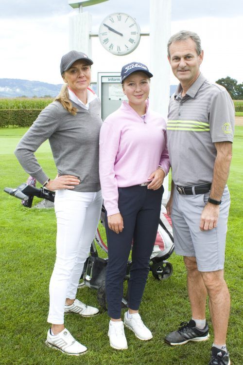 Cathrin Valenti , Anna-Julia Ehgartner und Golfclub-Geschäftsführer Arno Gasser.