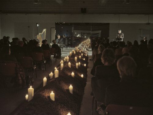 „Das Begräbnis der Fakten“ lautet das Motto im Alten Hallenbad. Die Totenrede hält Alexandra Föderl-Schmid. Breuer