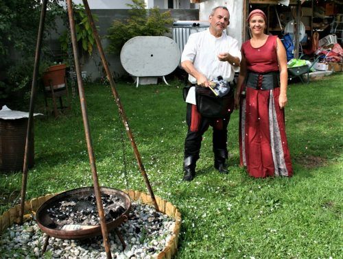 Das Ehepaar Rusch hat sich ein zweites Leben im Mittelalter eingerichtet: als Gaukler Taranis und Bauernweib Zachin. HRJ