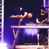 Yoga zu Live-Techno im Conrad Sohm