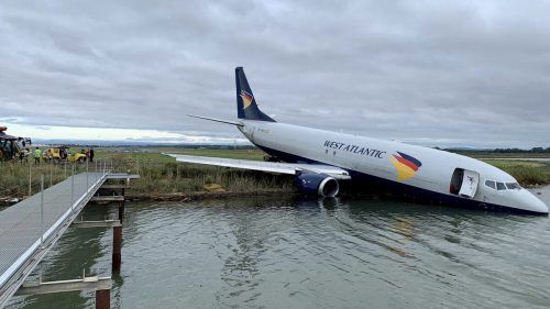 Das Flugzeug landete mit der der Nase im Wasser eines angrenzenden Sees. AFP