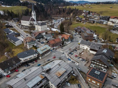 Das geplante Mehrzweckgebäude gibt dem Zentrum der Bregenzerwälder Gemeinde ein neues Gesicht.  VN/Steurer