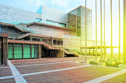 Das Konzerthaus überzeugt mit seiner modernen Architetur. Shutterstock
