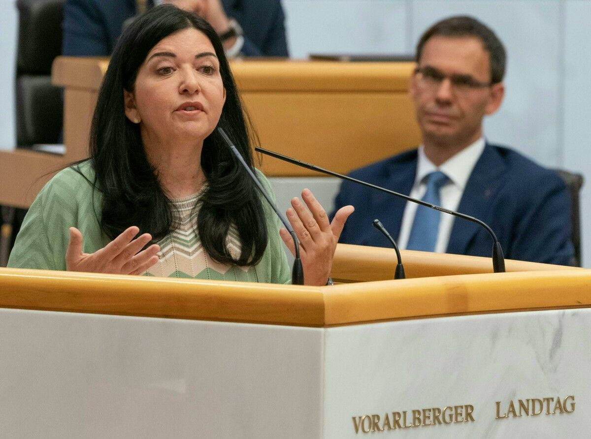 Manuela Auer (l.) hat Fragen an Landeshauptmann Wallner (r.).APA