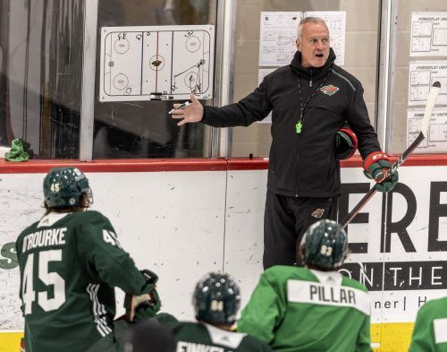 Minnesota-Trainer Dean Evason ließ sich vor dem nächsten Spiel gegen die Vancouver Canucks beim Training nicht in die Karten blicken. ap