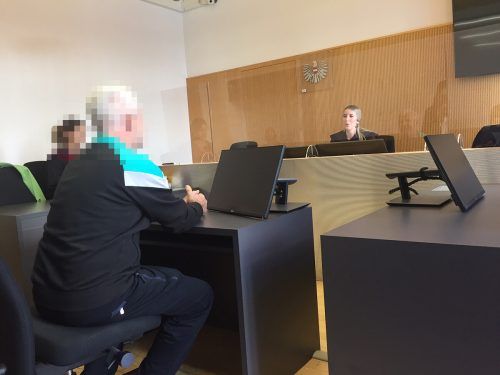 Der 56-jährige Angeklagte bei der Verhandlung vor Richterin Silke Sandholzer. vn/gs