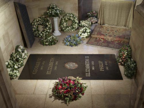 Der Buckingham Palace veröffentlichte nun ein Bild der Grabplatte von Königin Elisabeth II. in der St. George's Chapel im Schloss Windsor. Ap
