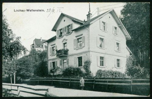 Der denkmalgeschützte Ansitz Wellenstein in Lochau liegt am Fuß des Pfänders. Oberhalb des Ansitzes, etwa 130 Meter südöstlich, befindet sich die Wellensteinhöhle.  F. Böhringer