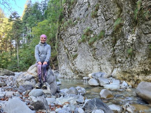 Der Emmebach ist sehr gesteinsreich. Die Steine laden zu einer Rast ein.  Oliver Ihring