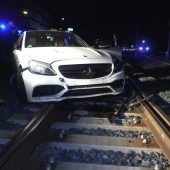 Auto landet nach Schleudertour auf Gleis