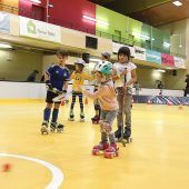 Rollhockey spielerisch erfahren