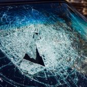 Stein auf ein fahrendes Auto geschleudert