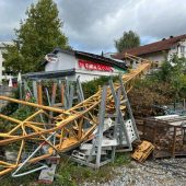 Baukran stürzte in Lochau auf eine Pizzeria und zwei weitere Häuser. »A8