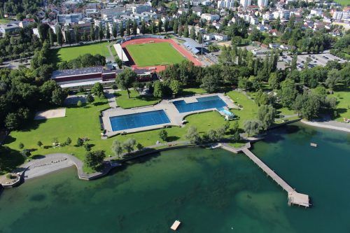 Die Anlage des alten Hallen- und Freibads. Das neue Hallenbad soll 2025 fertig werden. Grüssl, Stefanie/BHÖ; Volare