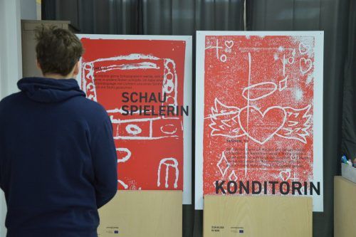 Die Ausstellung „Kinderträume“ ist derzeit in der Hohenemser Volksschule Schwefel zu sehen. Caritas