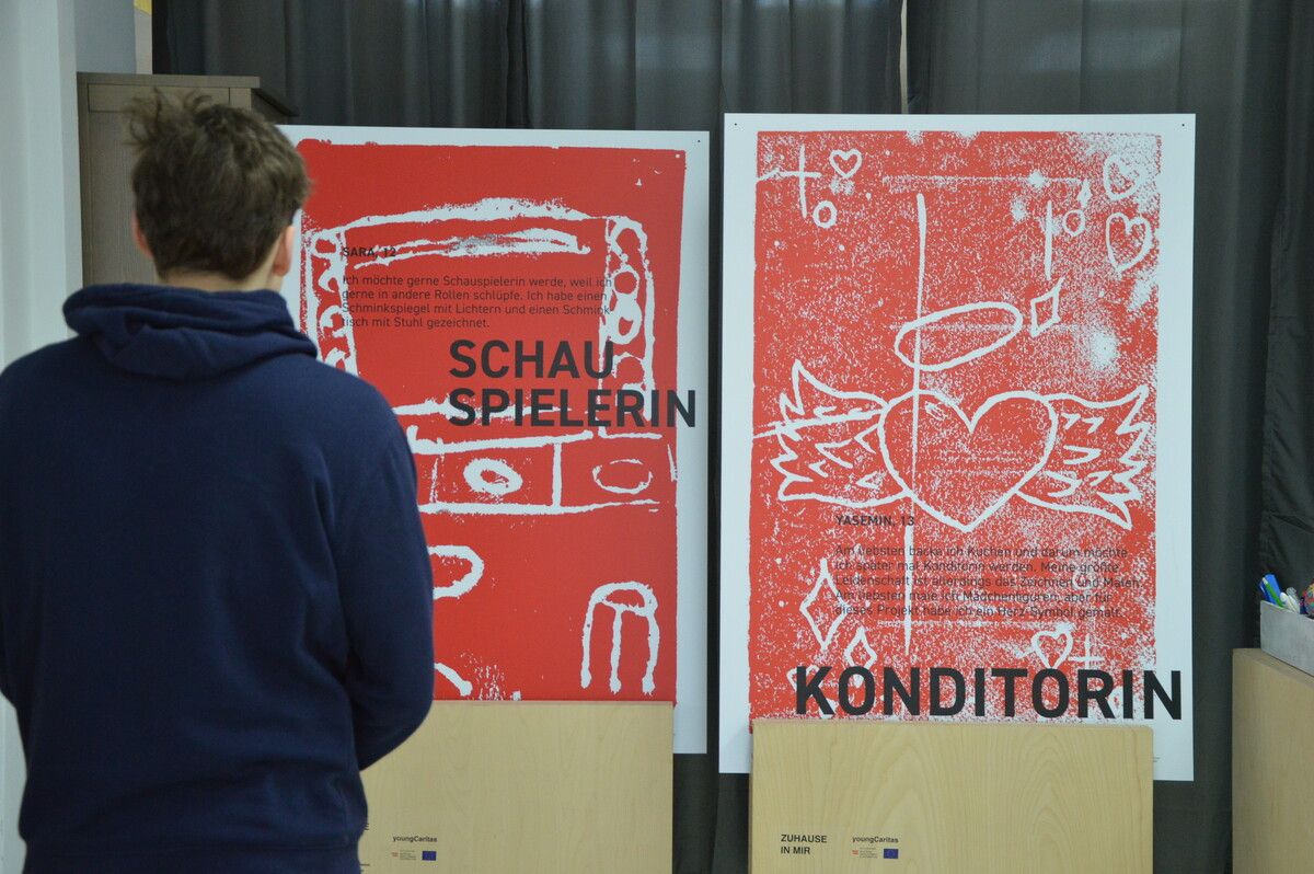 Die Ausstellung „Kinderträume“ ist derzeit in der Hohenemser Volksschule Schwefel zu sehen.Caritas