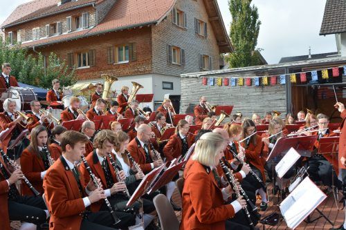 Die Bürgermusik spielt zum Frühschoppen auf.  hapf