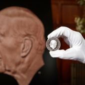 Erste Münzen mit ­Porträt von König Charles III.