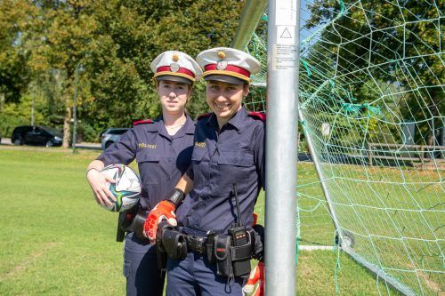Die Kickerinnen Alina Fritsch (links) und Stefanie Breuß schlagen beruflich eine Karriere bei der Polizei ein. VN/RHOMBERG
